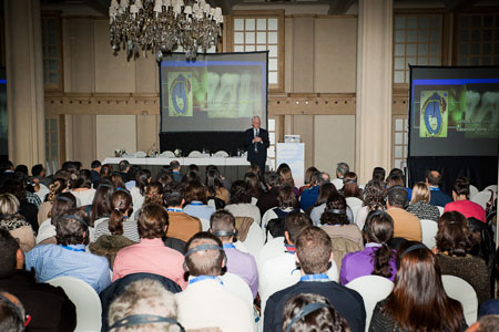 El Prof. Jan Lindhe durante el seminario.